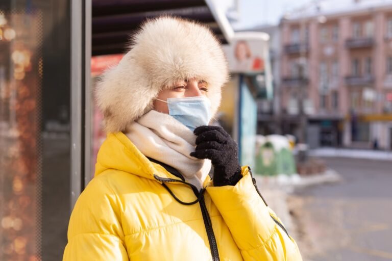 Médica da Hapvida orienta sobre vacinação, ventilação de ambientes e cuidados para reduzir o risco de contágio durante os meses mais frios.