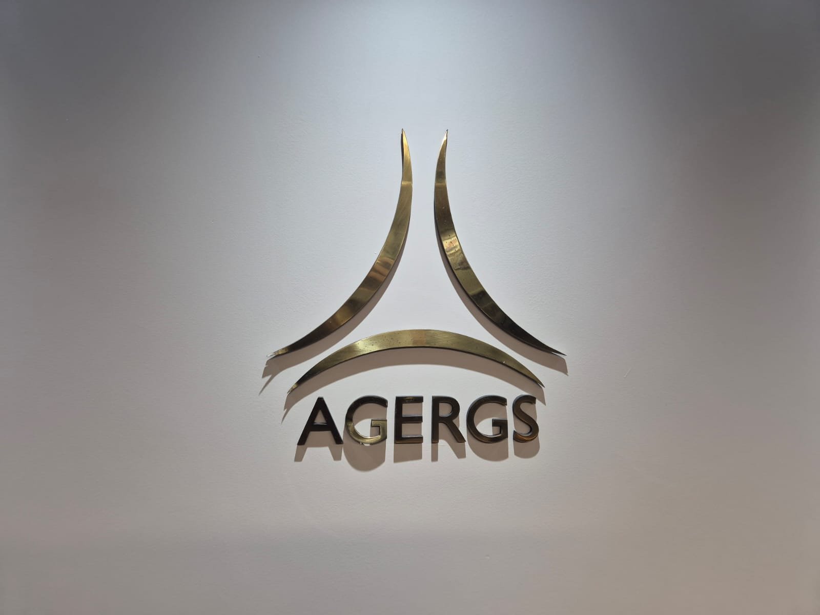 AGERGS recebe planos de contingência e intensifica monitoramento de serviços regulados durante alerta de temporais no RS 1 Agência acompanha ações das concessionárias nos setores de energia, saneamento e transporte durante o período de instabilidade climática.