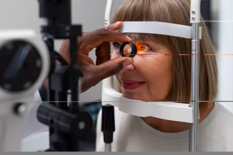 No inverno vem também o ar seco, períodos muito úmidos, a permanência em ambientes fechados e uma série de condições que colocam a saúde dos olhos em risco.