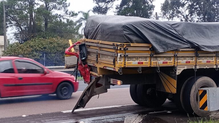 Caminhão colide na traseira de outro e deixa trânsito parcialmente bloqueado na BR-101 em Osório 4 21725c75 868e 443b b381 fdb2b4ac3899