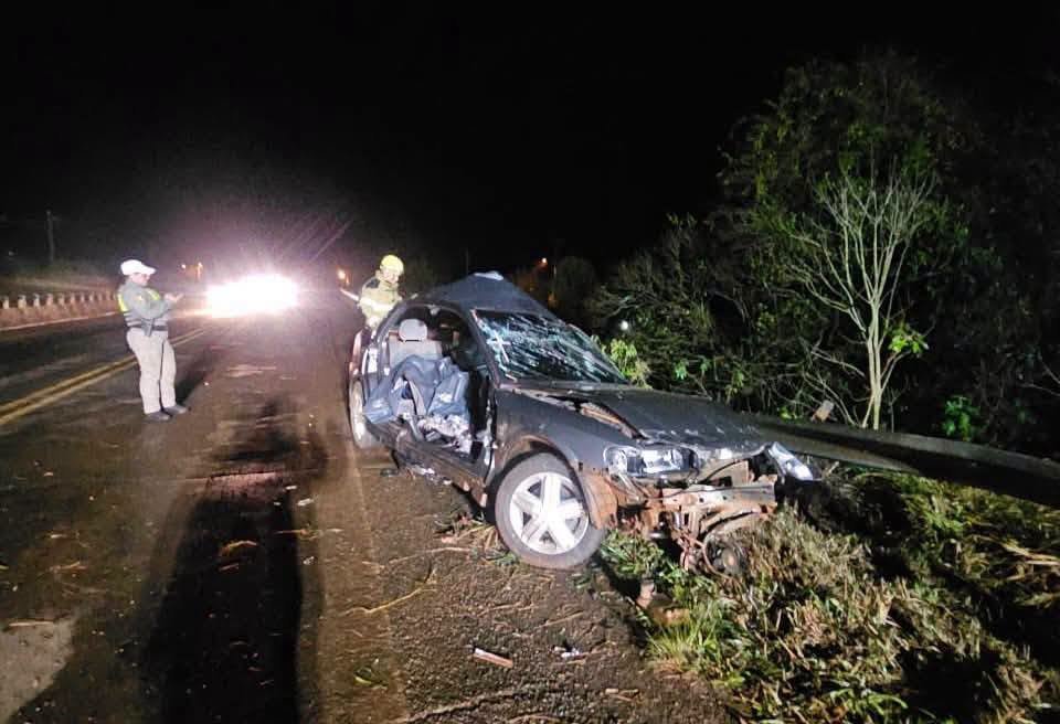 Duas pessoas morreram em um grave acidente de trânsito registrado na noite deste sábado (1º) na ERS-305, nas proximidades da comunidade de Ponte Pratos, na divisa entre os municípios de Horizontina e Tucunduva.