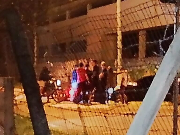 Um motociclista que trabalha como motoboy ficou ferido após se envolver em um acidente de trânsito na noite deste sábado (1º), no cruzamento das ruas Ildefonso Simões Lopes e João Sarmento, no bairro Pitangas, em Osório.