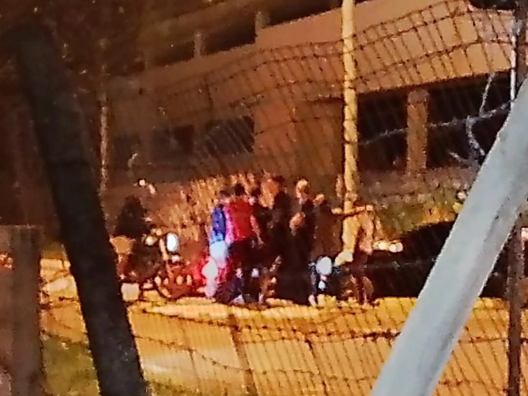 Um motociclista que trabalha como motoboy ficou ferido após se envolver em um acidente de trânsito na noite deste sábado (1º), no cruzamento das ruas Ildefonso Simões Lopes e João Sarmento, no bairro Pitangas, em Osório.