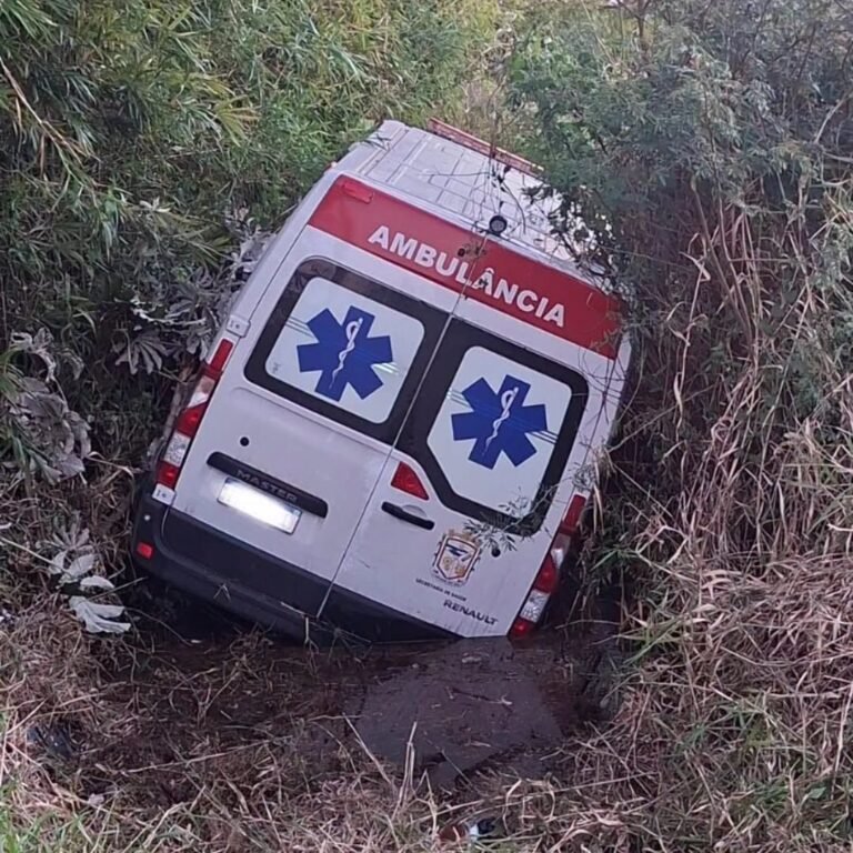 Uma ambulância saiu da pista no final da tarde deste sábado (7), na altura do km 102 da RSC-101, em Osório.