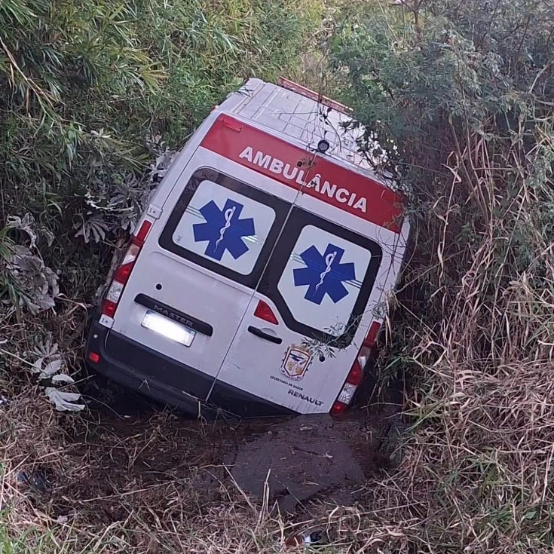 Ambulância sai da pista e deixa quatro pessoas com ferimentos leves na RSC-101, em Osório 1 Uma ambulância saiu da pista no final da tarde deste sábado (7), na altura do km 102 da RSC-101, em Osório.