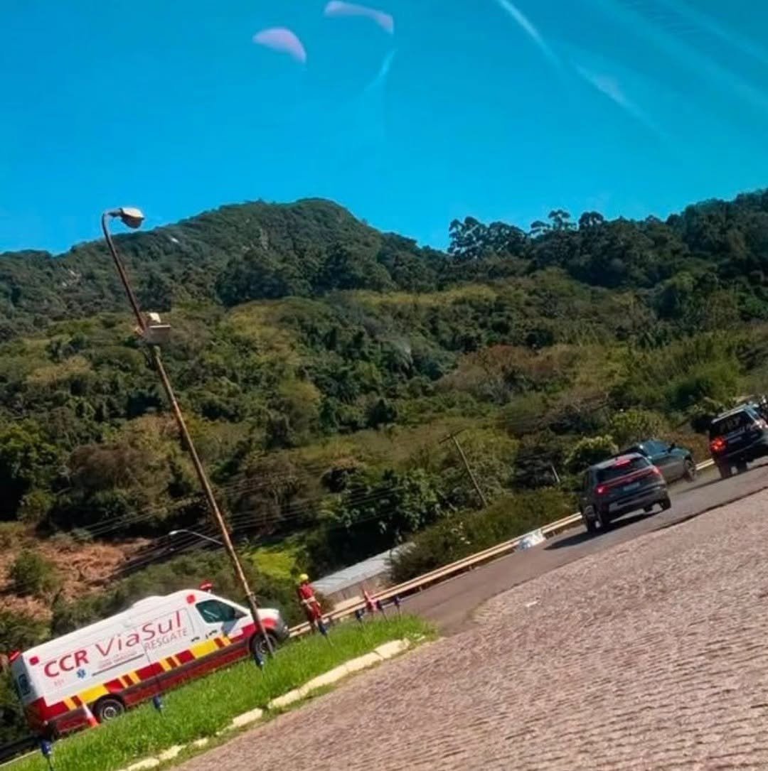 Um homem, ainda não identificado, morreu após ser atropelado por um caminhão na manhã deste domingo (9), no km 81,6 da BR-101, em Osório.