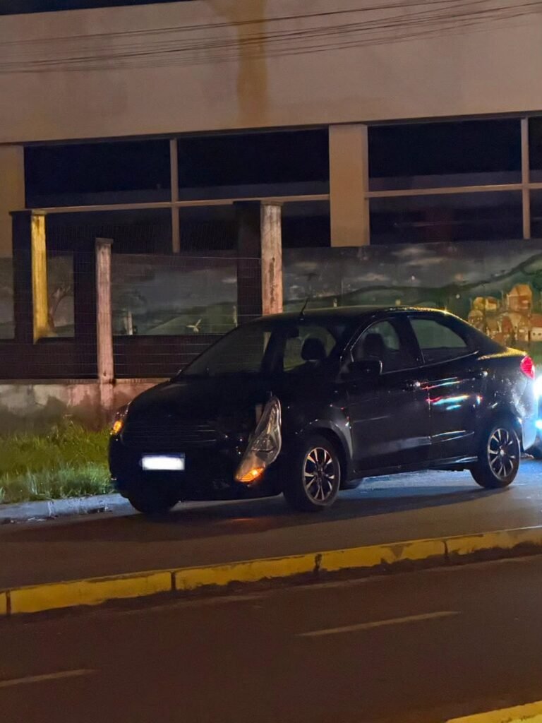 Um acidente de trânsito envolvendo uma motocicleta e um carro foi registrado na noite desta sexta-feira (14), no cruzamento das ruas Ildefonso Simões Lopes e João Sarmento, em Osório.
