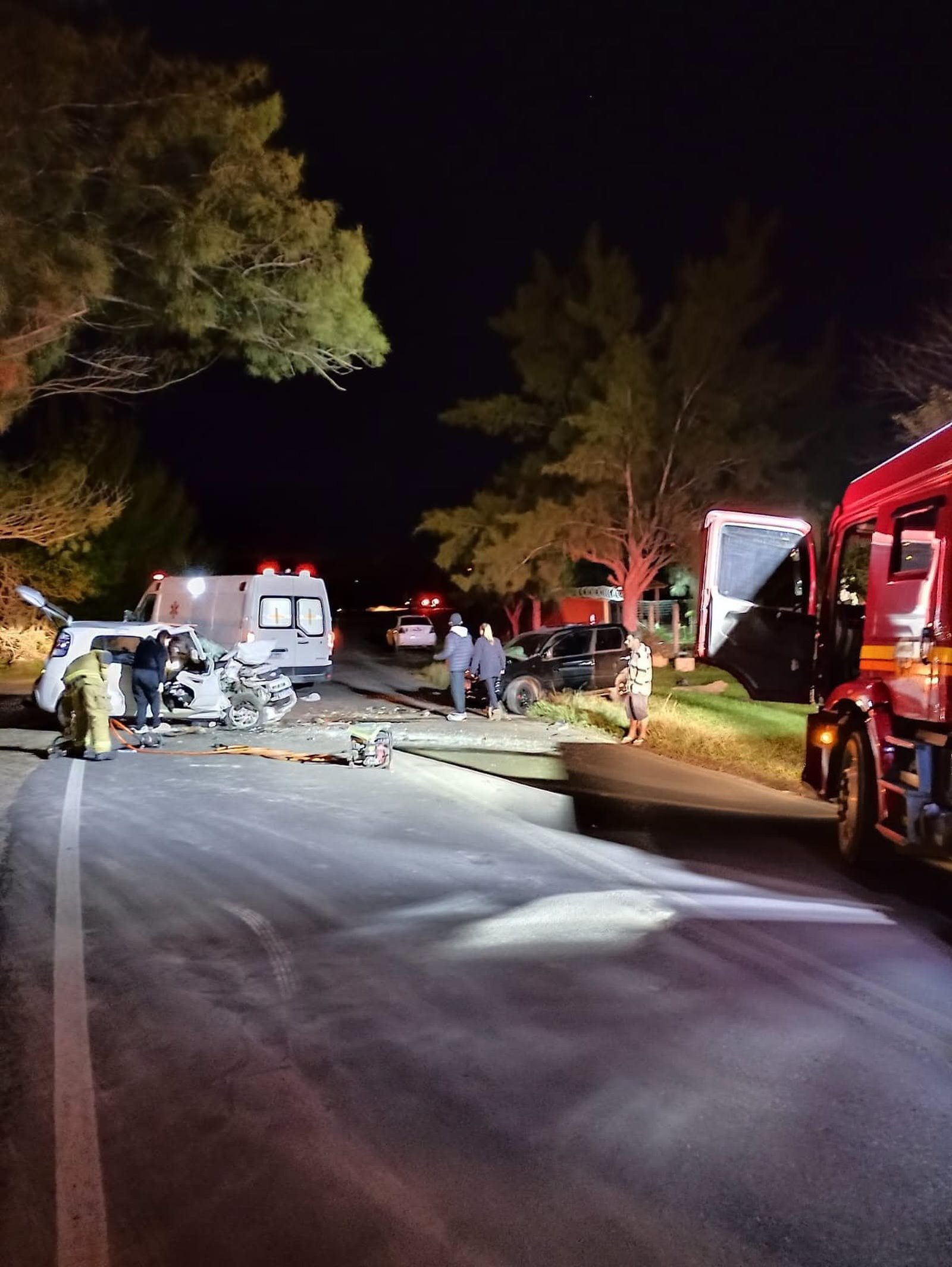 Um acidente grave envolvendo dois veículos foi registrado no trecho entre Tramandaí e Oásis do Sul 1 Equipes de resgate e atendimento de emergência estão no local prestando socorro às vítimas.