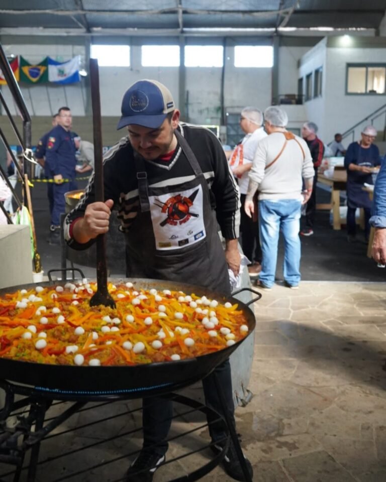 Neste sábado (15), ao meio-dia, o Pavilhão da Agricultura Familiar recebeu mais uma edição de um dos momentos mais tradicionais da programação da festa: a Paella Campeira.