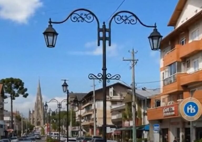 A Prefeitura de Canela iniciou a primeira etapa de instalação de postes ornamentais na Avenida Osvaldo Aranha, Rua Felisberto Soares e Praça João Corrêa.