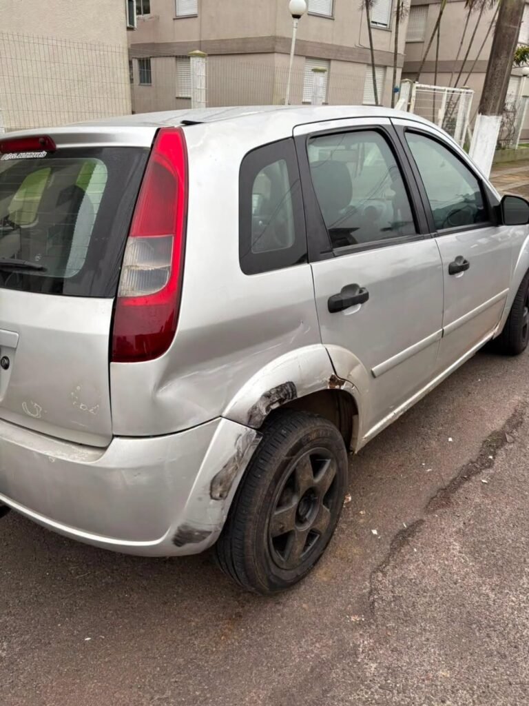 Um veículo Ford Fiesta foi atingido por outro carro durante a madrugada desta terça-feira (18), na Rua Barão do Triunfo, no bairro Centro, em Osório.