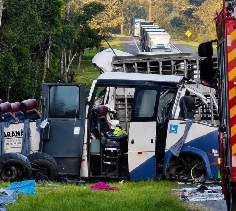 Uma tragédia de grandes proporções deixou 23 pessoas mortas e outras cinco feridas na madrugada desta quarta-feira, 19 de agosto, no km 209 da BR-373, em Ipiranga, nos Campos Gerais do Paraná.