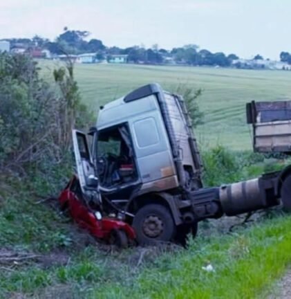 Um grave acidente envolvendo um Fiat Uno e uma carreta foi registrado no fim da tarde desta terça-feira (18), na BR-468, entre Bom Progresso e Três Passos, no Noroeste do Rio Grande do Sul.