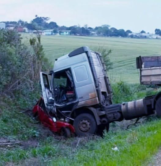 Um grave acidente envolvendo um Fiat Uno e uma carreta foi registrado no fim da tarde desta terça-feira (18), na BR-468, entre Bom Progresso e Três Passos, no Noroeste do Rio Grande do Sul.