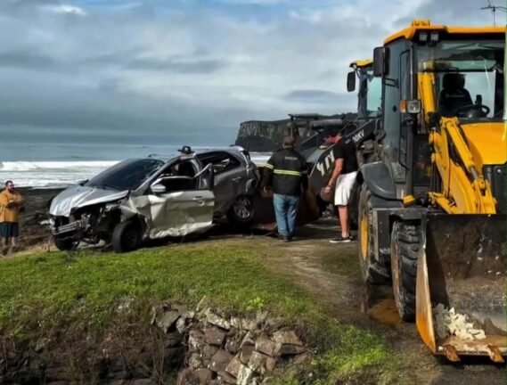 Operação conjunta retira veículo totalmente destruído das pedras no Farol em Torres 3 778869831 1073425115648742 7893360057733576488 n