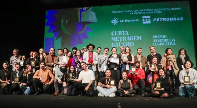 O encerramento com todos os premiados reunidos no palco do Palácio dos Festivais marca mais um capítulo histórico da nossa cinematografia.