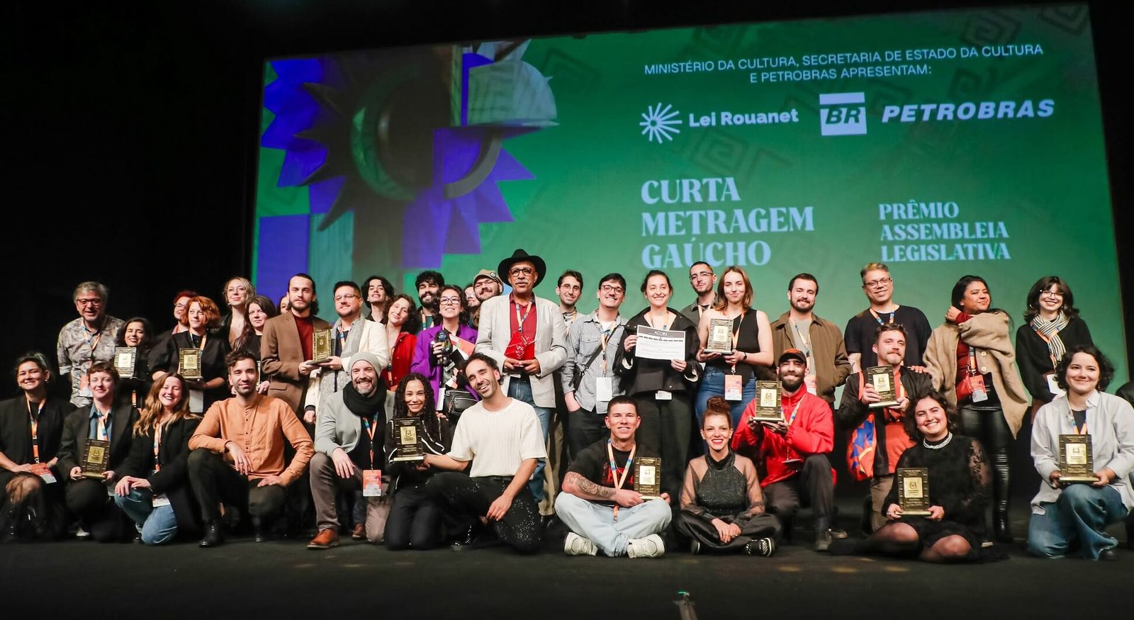 Uma noite inesquecível que consagra realizadores, artistas e equipes técnicas que transformam ideias em histórias potentes na tela 1 O encerramento com todos os premiados reunidos no palco do Palácio dos Festivais marca mais um capítulo histórico da nossa cinematografia.