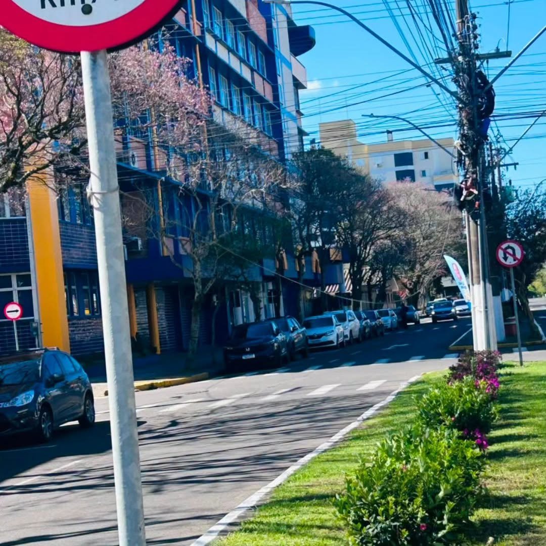 A Avenida Jorge Dariva é uma área comercial de intensa movimentação, com circulação frequente de pedestres.