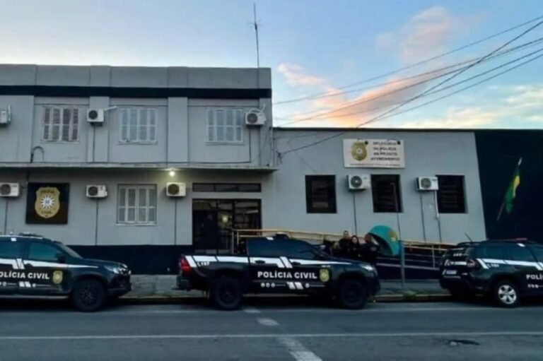 A Polícia Civil investiga um esquema de extorsão que utilizava informações obtidas de mulheres cadastradas em uma plataforma de acompanhantes para ameaçar e cobrar dinheiro de clientes.