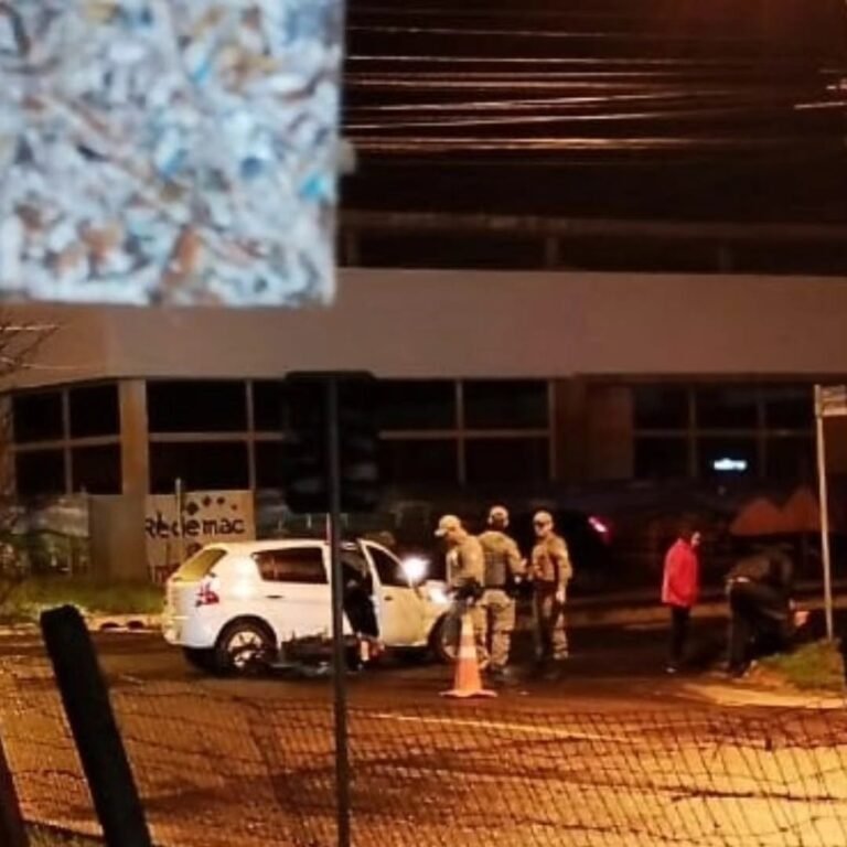 Mais um acidente envolvendo carro e motocicleta foi registrado na noite desta sexta-feira (21), no cruzamento das avenidas Idelfonso Simões Lopes e João Sarmento.