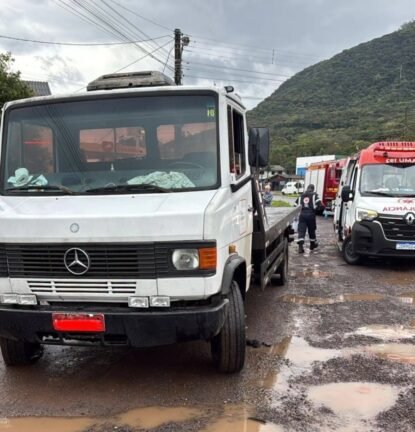 Idosa fica ferida após colisão entre carro e caminhão-guincho em Osório. 4 786374460 922111427152392 8613967777129934390 n