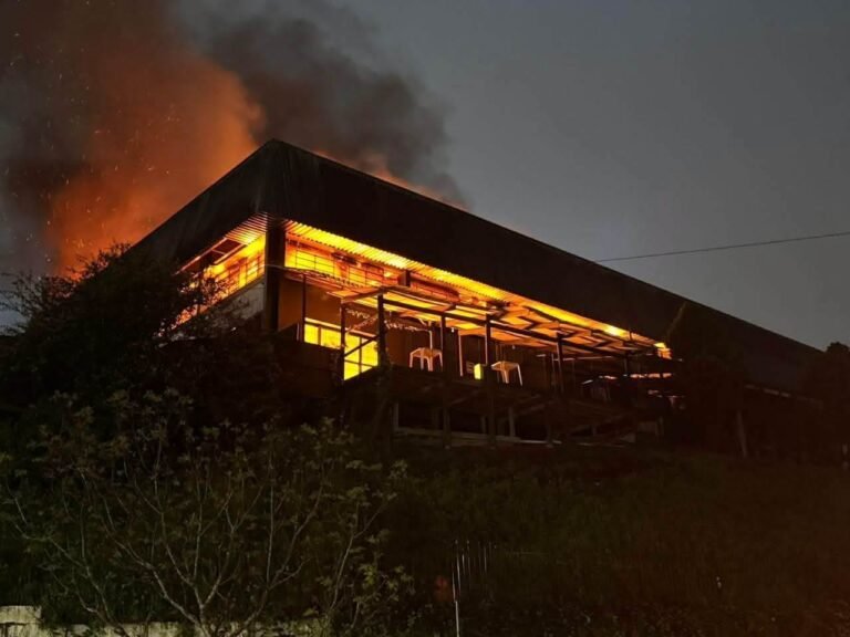 Incêndio de grandes proporções em Farroupilha destrói centro de eventos 33 No início da noite deste domingo, 30/08, um incêndio consumiu o centro de eventos, que fica no bairro Volta Grande, em Farroupilha.