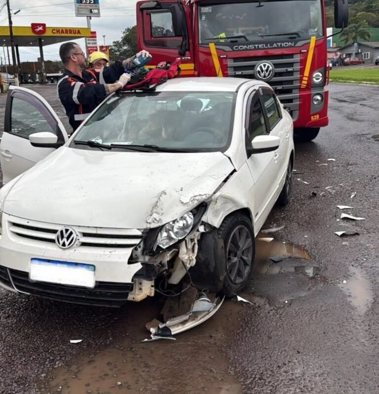 Uma mulher de 72 anos ficou ferida após um acidente de trânsito registrado na tarde desta sexta-feira (28), na rotatória da RS-030 com a Avenida Ângelo Gabriel Boff Guasselli.