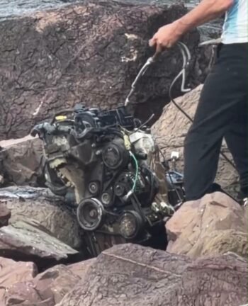 Operação conjunta retira veículo totalmente destruído das pedras no Farol em Torres 7 789467653 1752914225925586 5507811152473430416 n