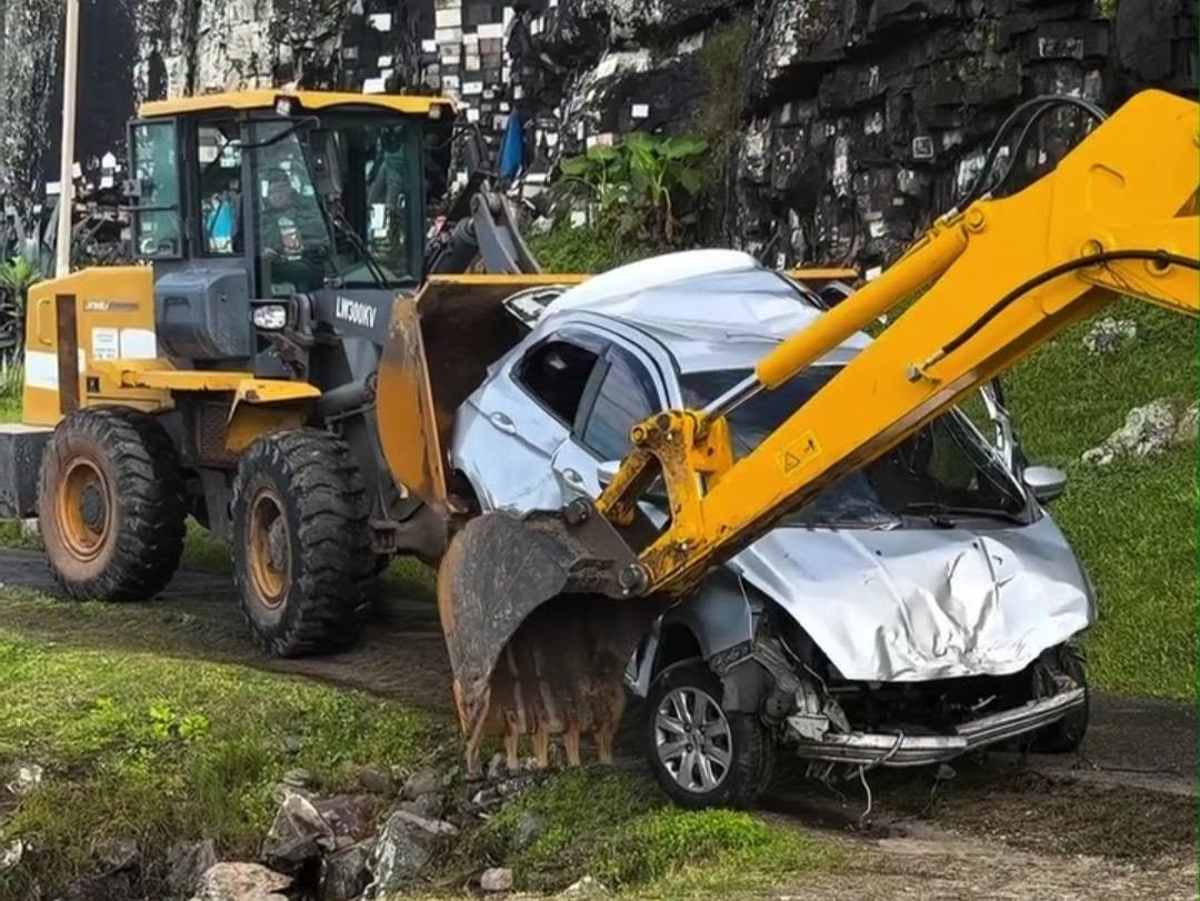 Operação conjunta retira veículo totalmente destruído das pedras no Farol em Torres 1 Uma força-tarefa reunindo equipes da Prefeitura de Torres e autoridades locais trabalharam para remoção do automóvel que caiu na encosta do Farol na noite de sábado.