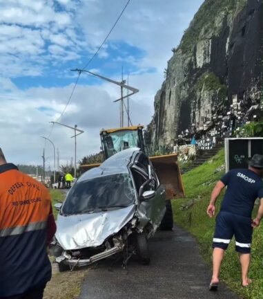 Operação conjunta retira veículo totalmente destruído das pedras no Farol em Torres 4 789890622 1424857526217958 5369961865931999974 n