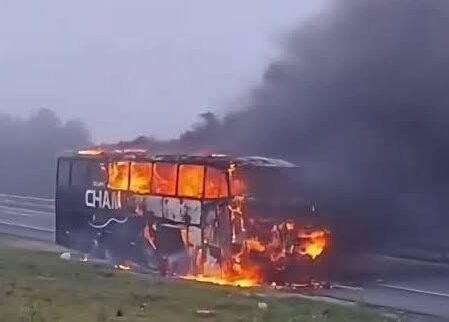 O ônibus que transportava os integrantes do Grupo Chamamento pegou fogo e ficou completamente destruído na manhã deste domingo (30).