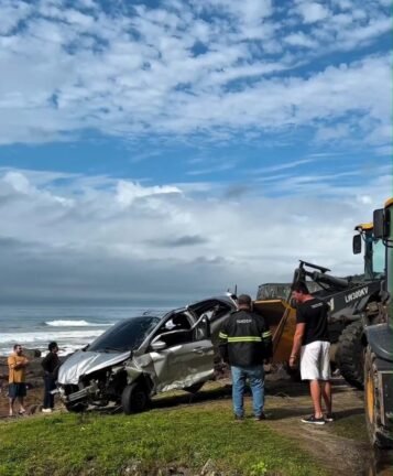 Operação conjunta retira veículo totalmente destruído das pedras no Farol em Torres 5 790591002 1608918357606970 4596364203098244996 n