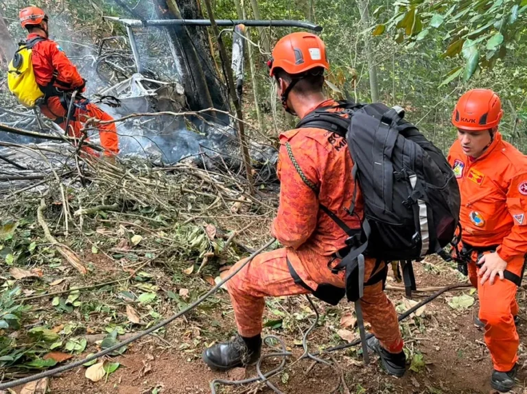 Quatro pessoas morreram na manhã desta sábado, 8, em uma queda de helicóptero na região da Vista Chinesa, na divisa entre a zona sul e a zona norte do Rio de Janeiro.