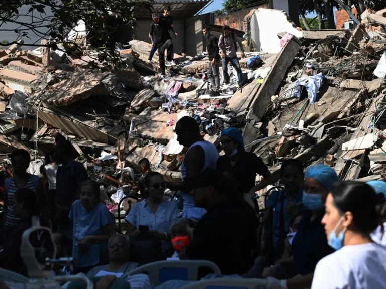 Sobe para 111 o número de mortos por terremoto na Colômbia 5 Tremor de 7,4 graus atinge cidades da Colômbia, como Cali e Bogotá.