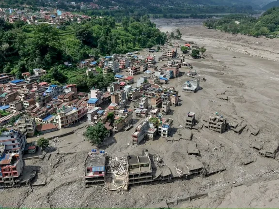 Avalanche entre Nepal e China deixa ao menos 160 mortos