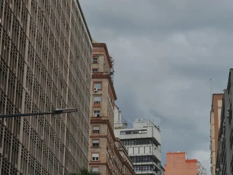 Sol chega a aparecer entre nuvens no Sul e no Oeste