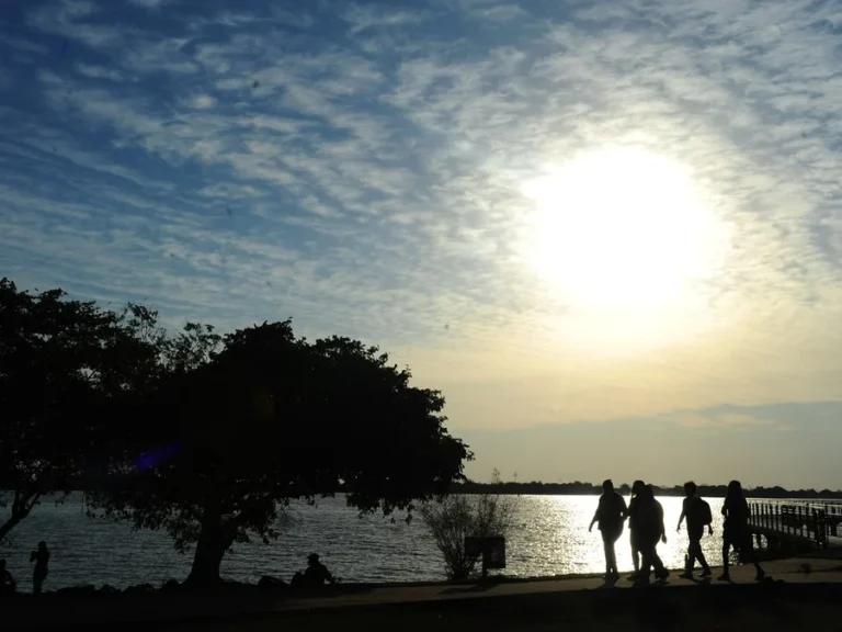 Instabilidade pode se estender nas regiões centro e leste do RS; Porto Alegre terá dia quente, mas com risco de chuva à noite.