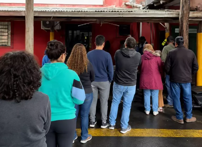 Pouco mais de 24 horas após um temporal acompanhado de granzido danificar cerca de 400 residências no município, a prefeitura de Canela (Serra Gaúcha) decretou nesse domingo (30) situação de emergência.
