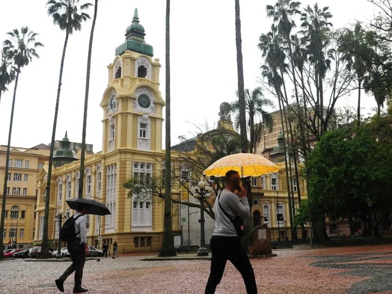 Previsão indica acumulado de 100 milímetros até quinta-feira; risco de granizo e rajadas de vento na Capital.