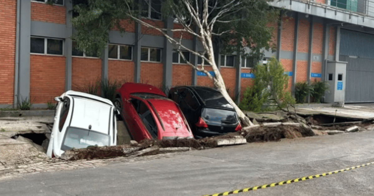 Um Peugeot 3008, um Volkswagen Nivus e um Hyundai HB20 estavam estacionados no trecho quando a calçada cedeu.
