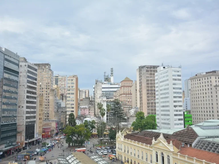 Sol pode aparecer entre nuvens em diversas localidades do Estado.