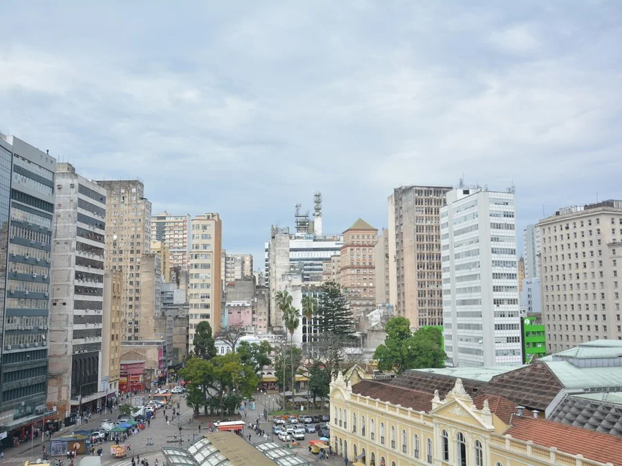 Chuva perde força no RS, mas nebulosidade segue nesta Sexta-feira 1 Sol pode aparecer entre nuvens em diversas localidades do Estado.