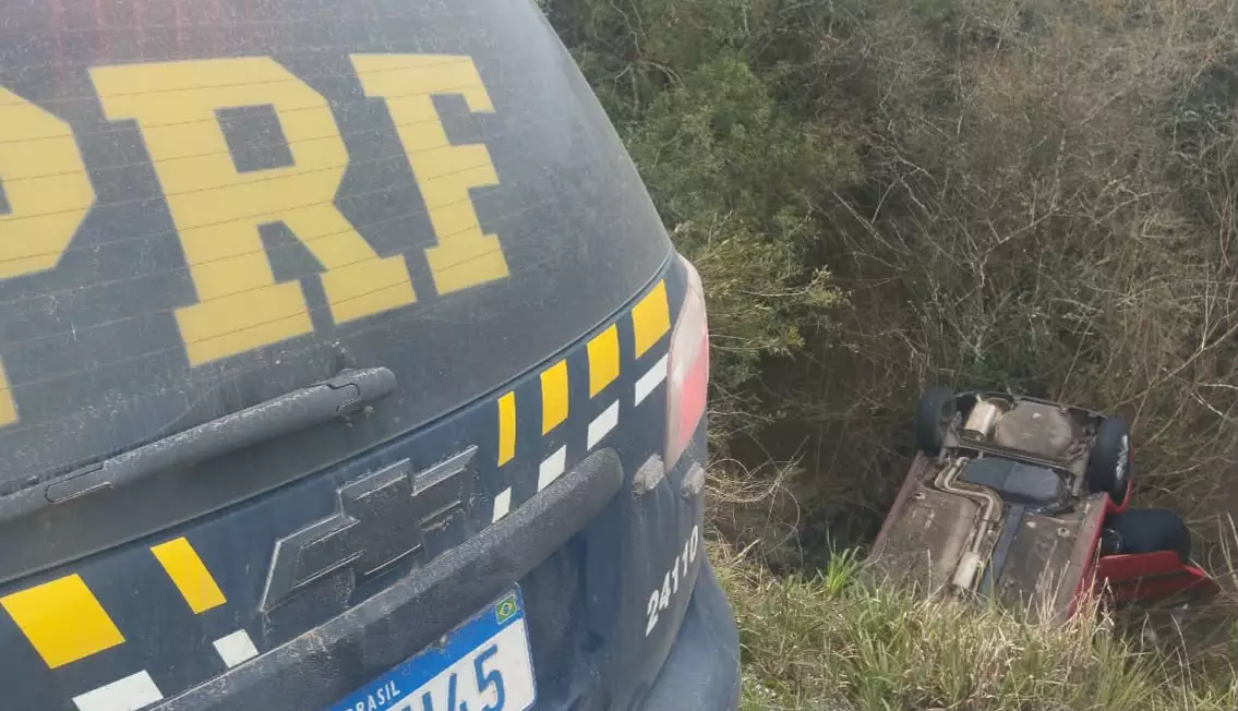 Um casal de idosos foi resgatado na tarde de sexta-feira (21) após ficar 34 horas preso em um carro acidentado na BR-293, em Dom Pedrito, na Região da Campanha do Rio Grande do Sul.