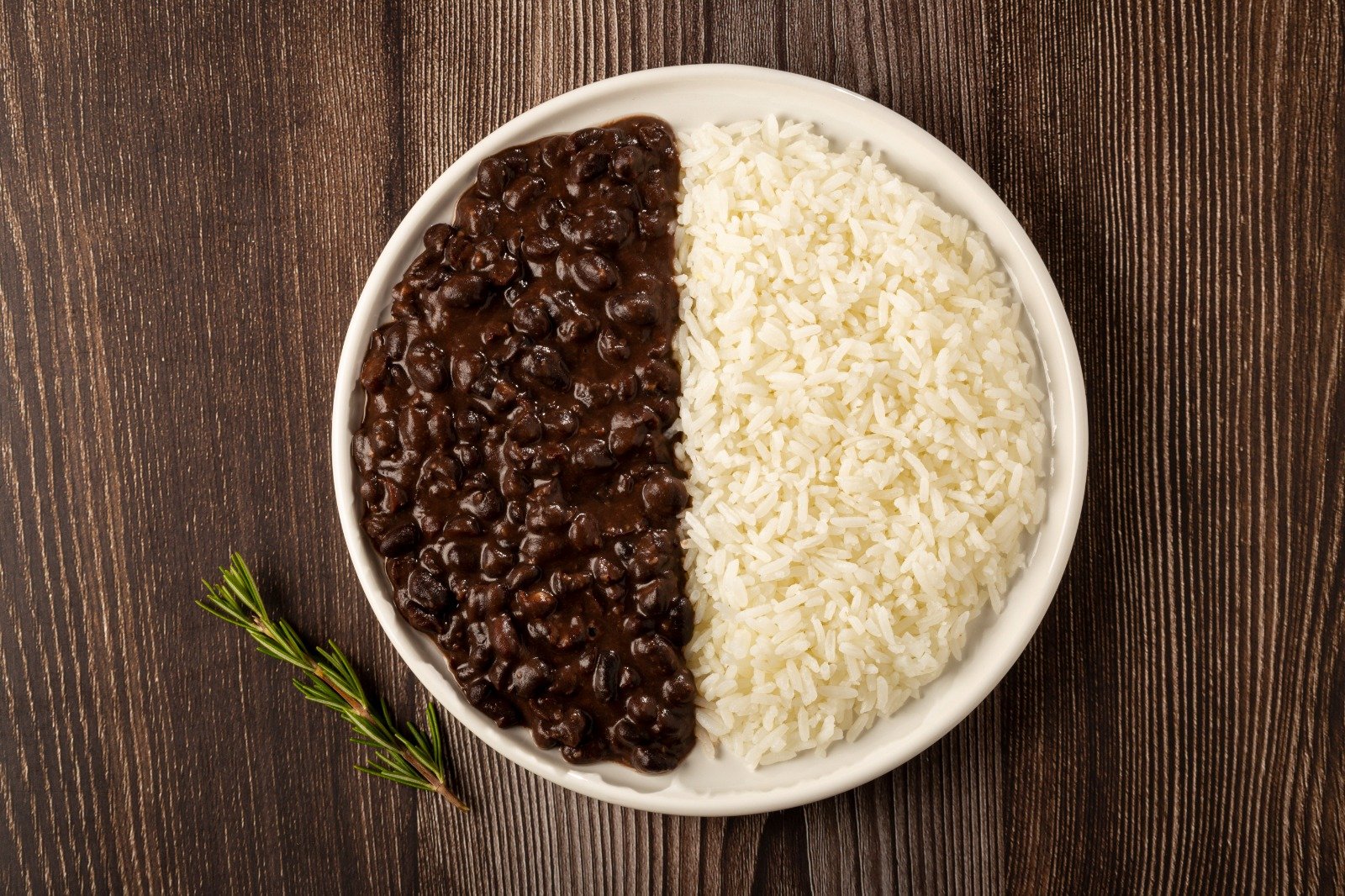 Estudo da associa arroz e feijão a dieta mais saudável, barata e sustentável 1 Pesquisa com mais de 46 mil brasileiros identificou 44,5% menos inadequações nutricionais entre os maiores consumidores da dupla.