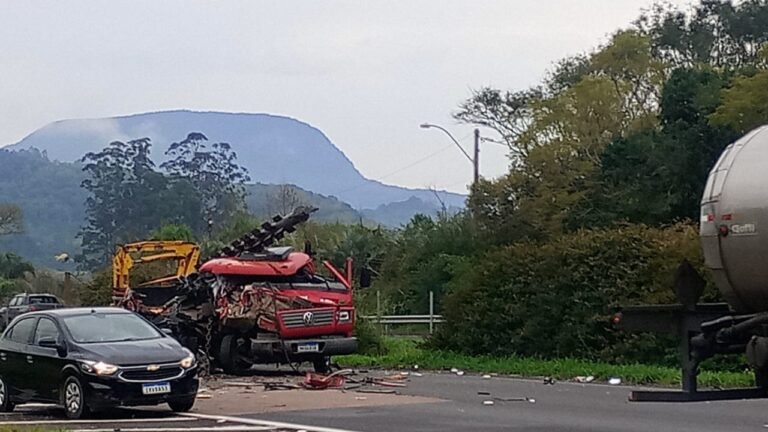 Caminhão colide na traseira de outro e deixa trânsito parcialmente bloqueado na BR-101 em Osório 3 fe1a486f da60 4c30 b454 164889aa1c90