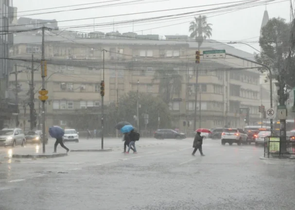 Rio Grande do Sul tem quase 900 mil pontos sem luz após temporal