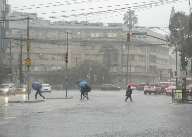 Rio Grande do Sul tem quase 900 mil pontos sem luz após temporal 10 O temporal que atingiu o Rio Grande do Sul na madrugada desta segunda-feira (21) deixou diversos consumidores sem energia elétrica no Estado.