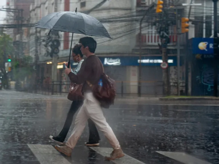 Domingo será de chuva e temperaturas em queda na maior parte do RS 10 A chuva pode ser localmente forte e com raios e trovoadas