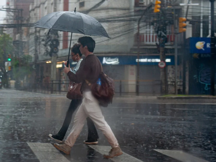 Domingo será de chuva e temperaturas em queda na maior parte do RS 1 A chuva pode ser localmente forte e com raios e trovoadas