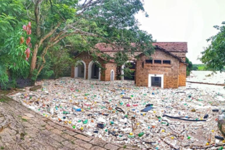 Tietê transborda e inunda cidades de SP com toneladas de lixo 12 O Rio Tietê registrou vazão acima da média após as fortes chuvas e provocou alagamentos em cidades das regiões de Sorocaba e Jundiaí, no interior de São Paulo.